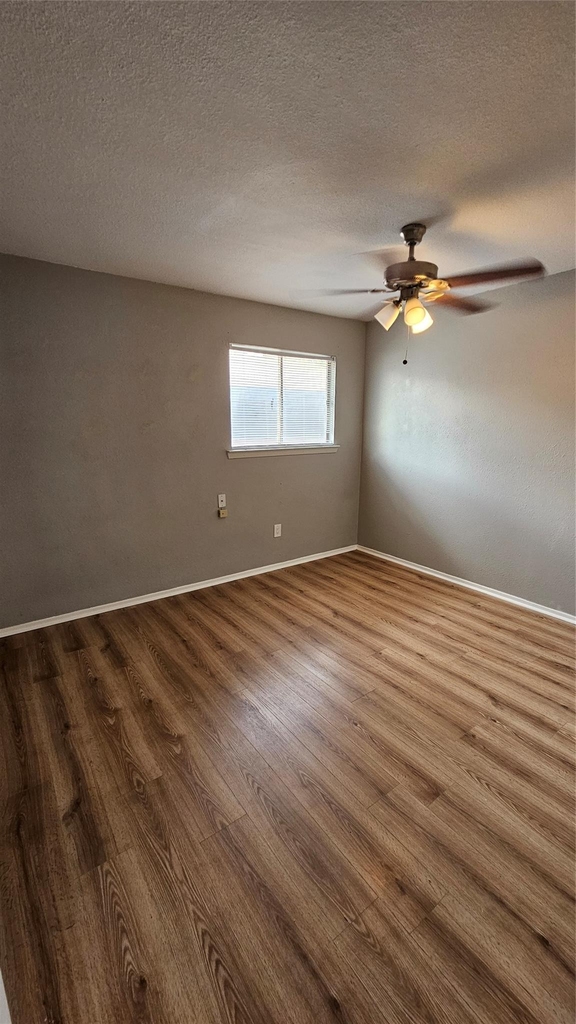 1320 Southport Dr - Photo 3