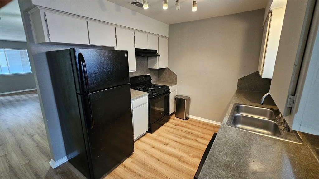 1320 Southport Dr - Photo 2