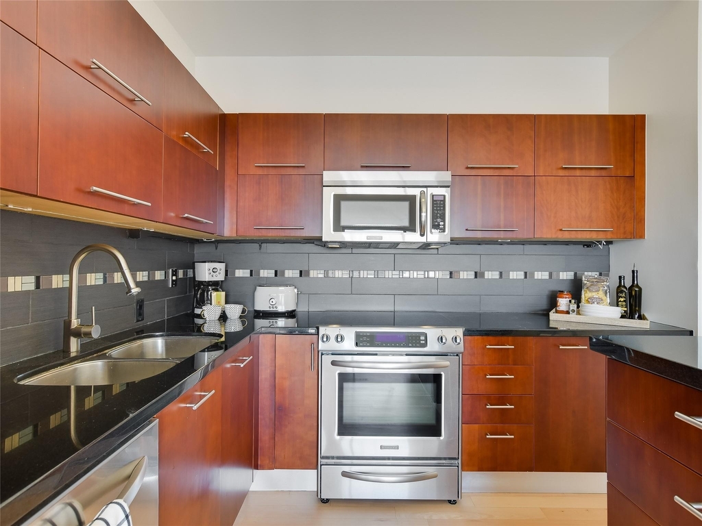 603 Davis St - Photo 2