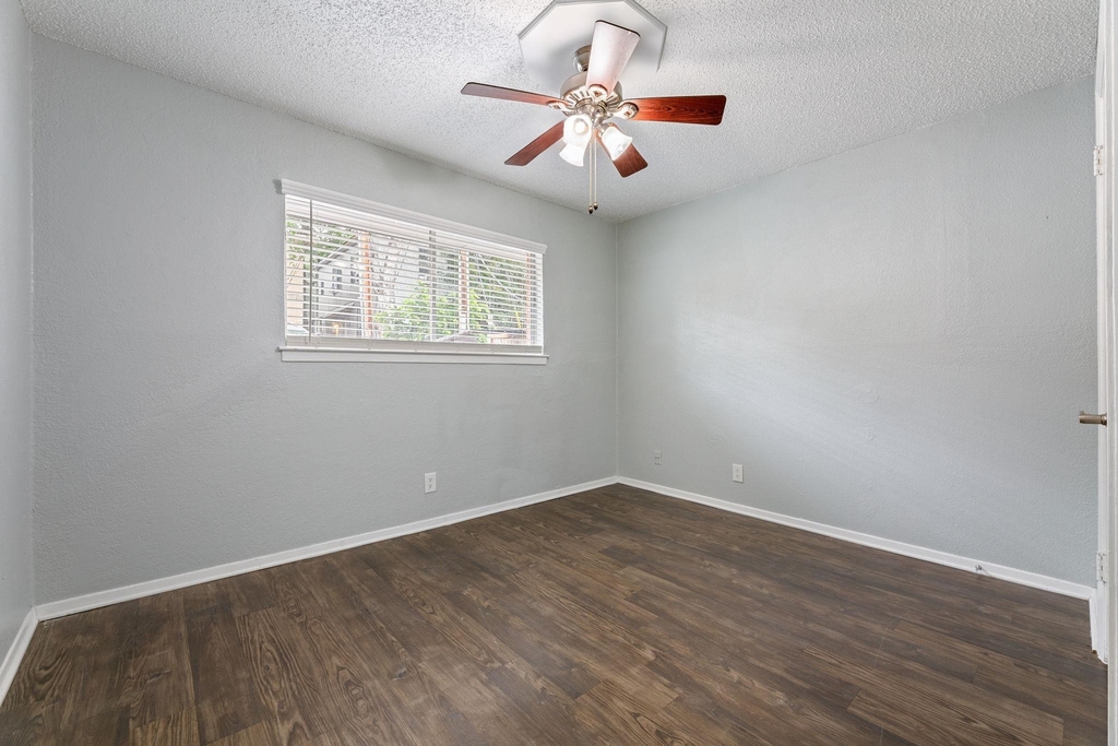 406 E 30 St - Photo 10