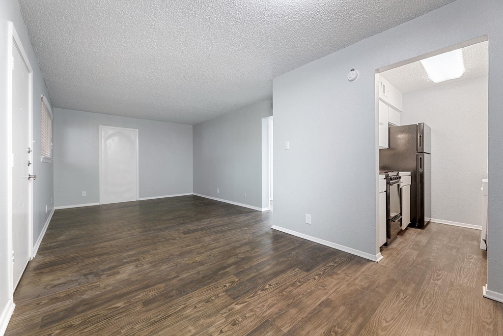 406 E 30 St - Photo 4