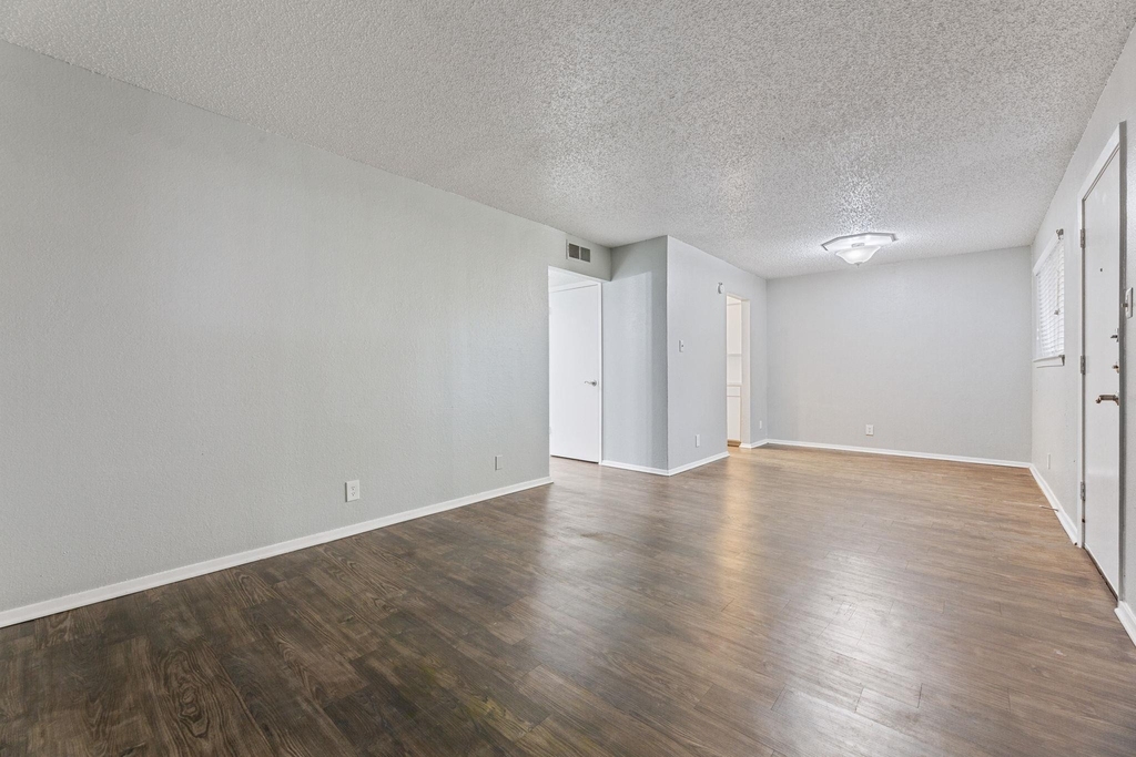 406 E 30 St - Photo 2