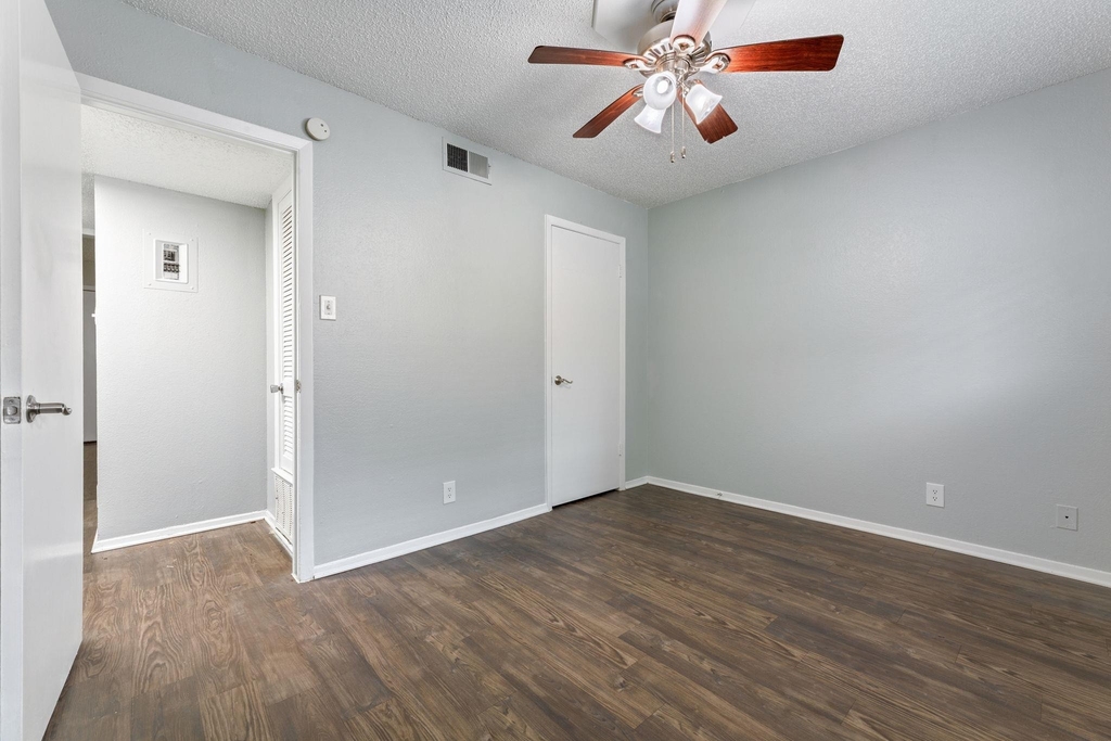 406 E 30 St - Photo 9
