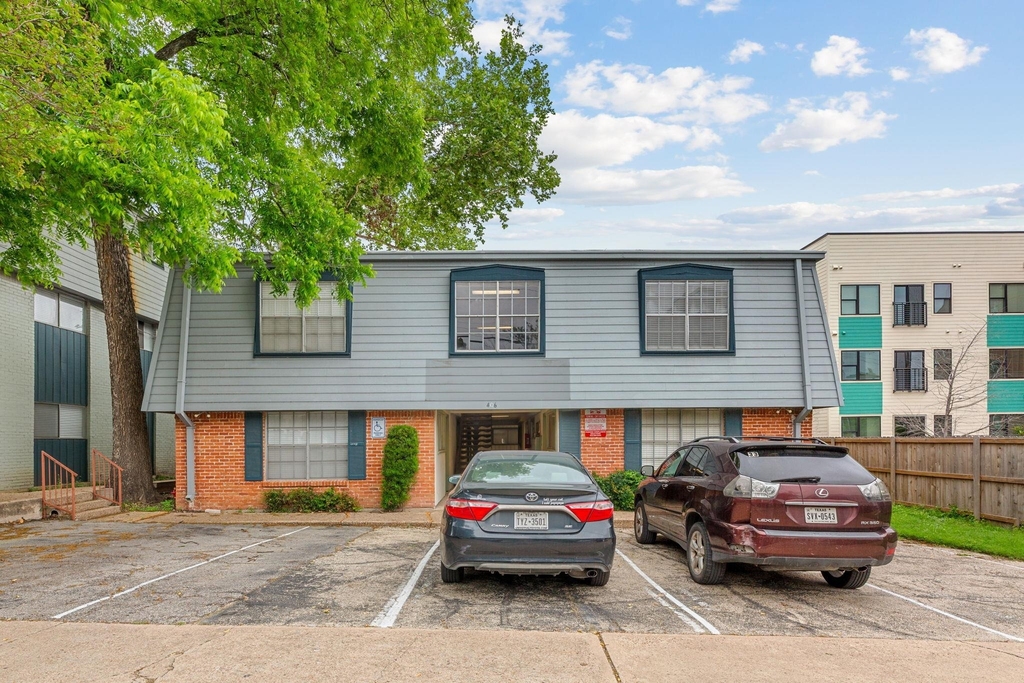 406 E 30 St - Photo 0