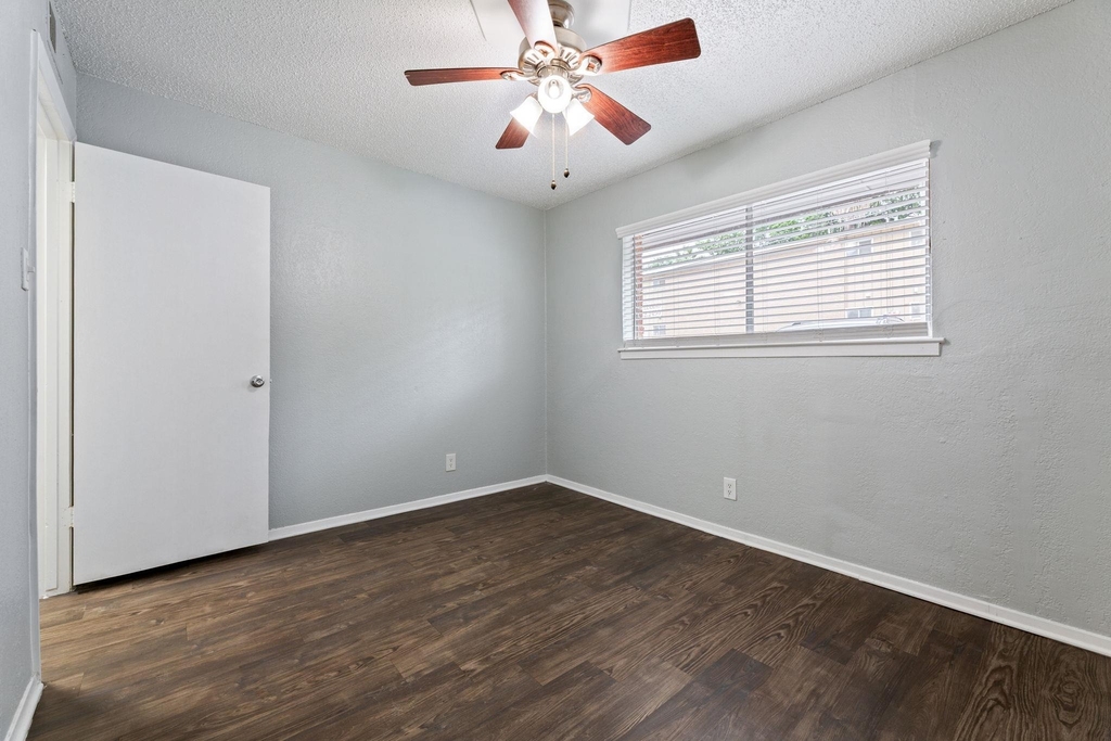 406 E 30 St - Photo 11