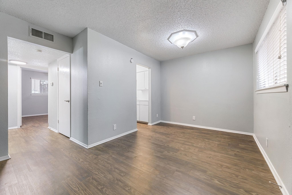 406 E 30 St - Photo 3