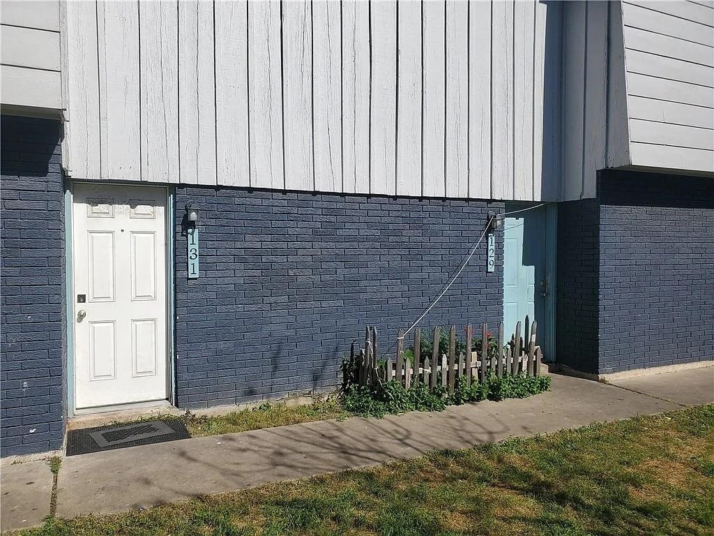 302 Carmen Ct - Photo 2
