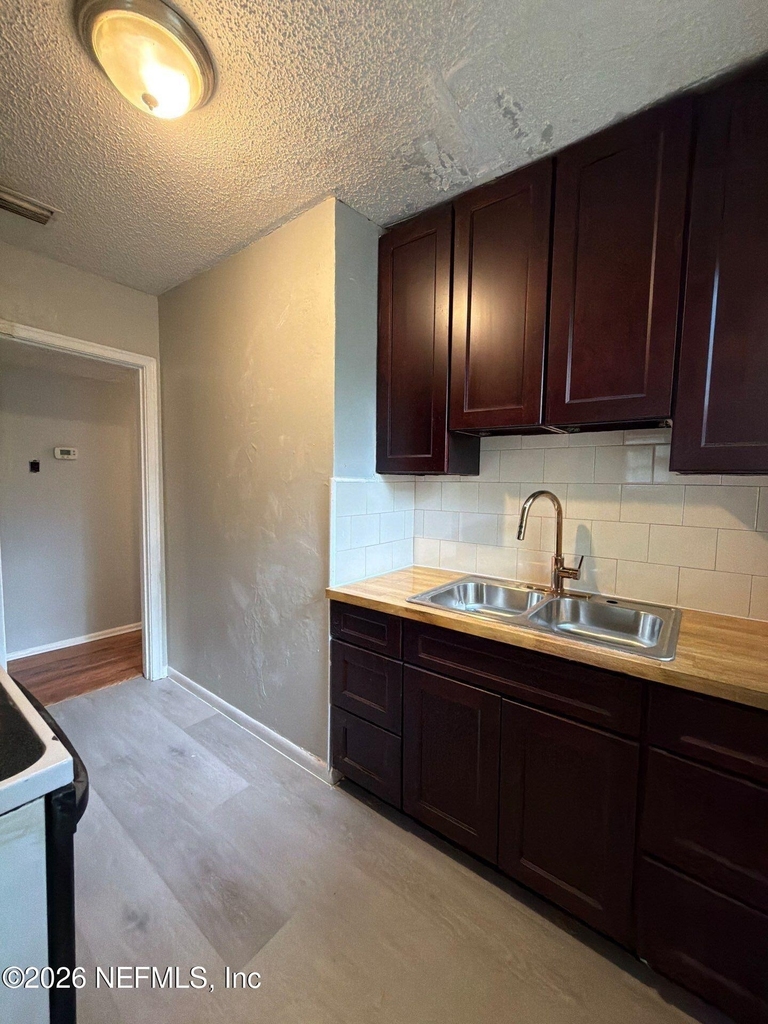 8028 Delaware Avenue - Photo 5