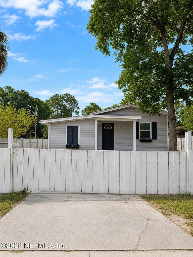 1710 Rowe Avenue - Photo 1