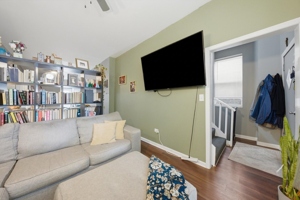 437 W 44th Place - Photo 5