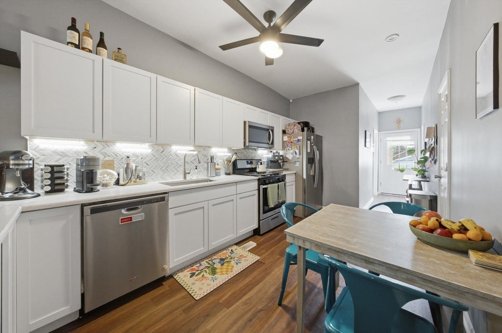 437 W 44th Place - Photo 10