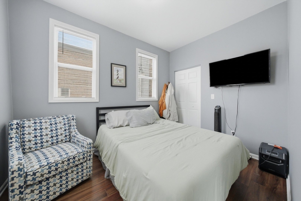437 W 44th Place - Photo 27