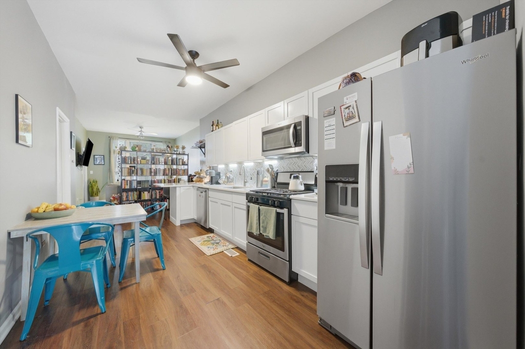 437 W 44th Place - Photo 11