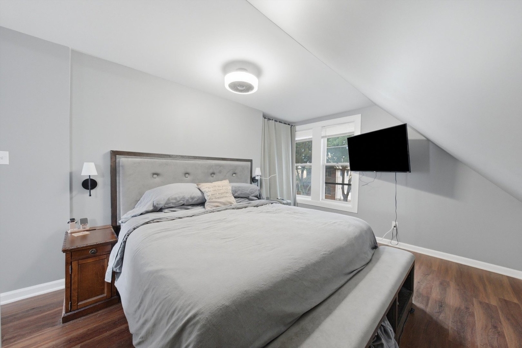 437 W 44th Place - Photo 20