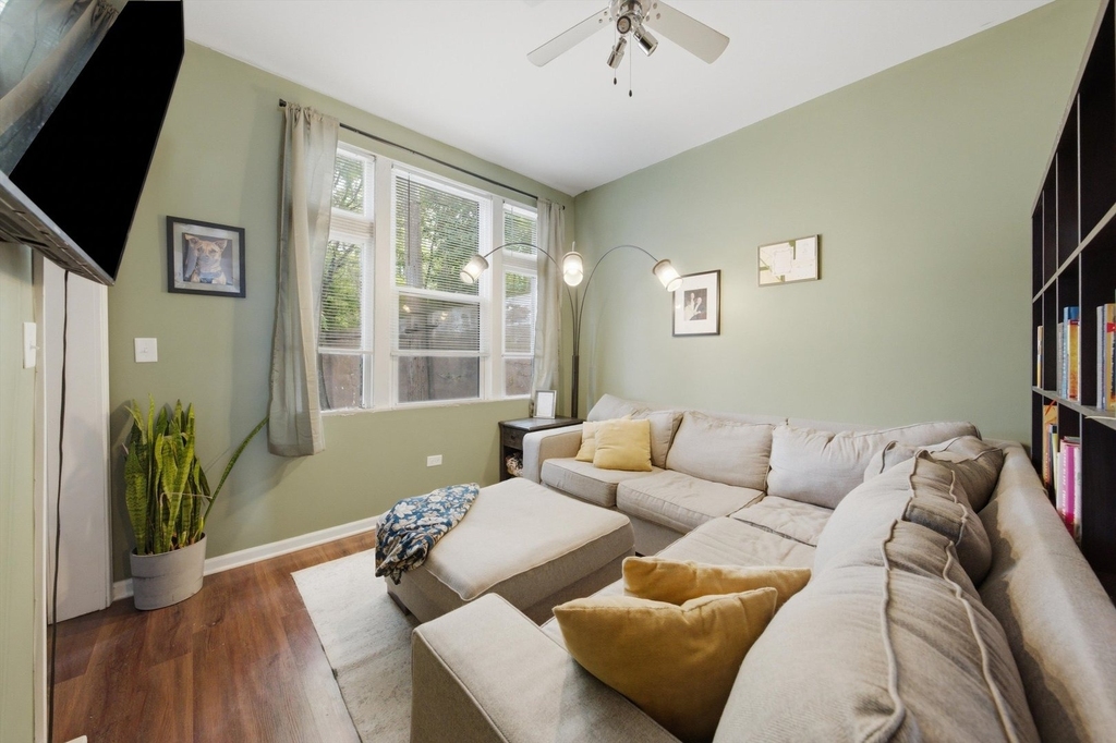 437 W 44th Place - Photo 4