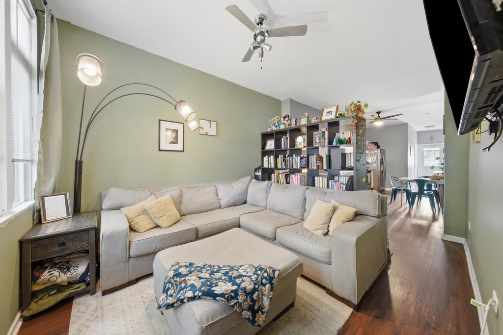 437 W 44th Place - Photo 3