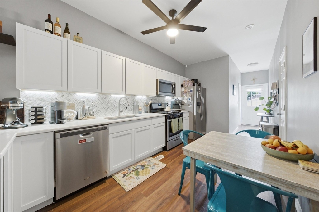 437 W 44th Place - Photo 9