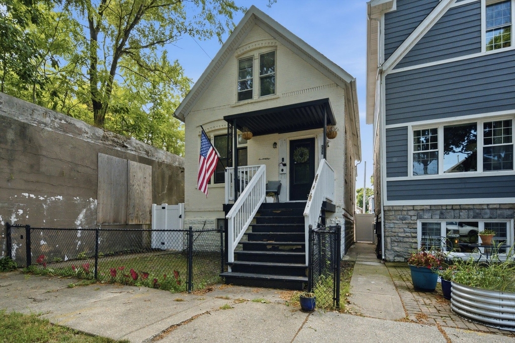 437 W 44th Place - Photo 2