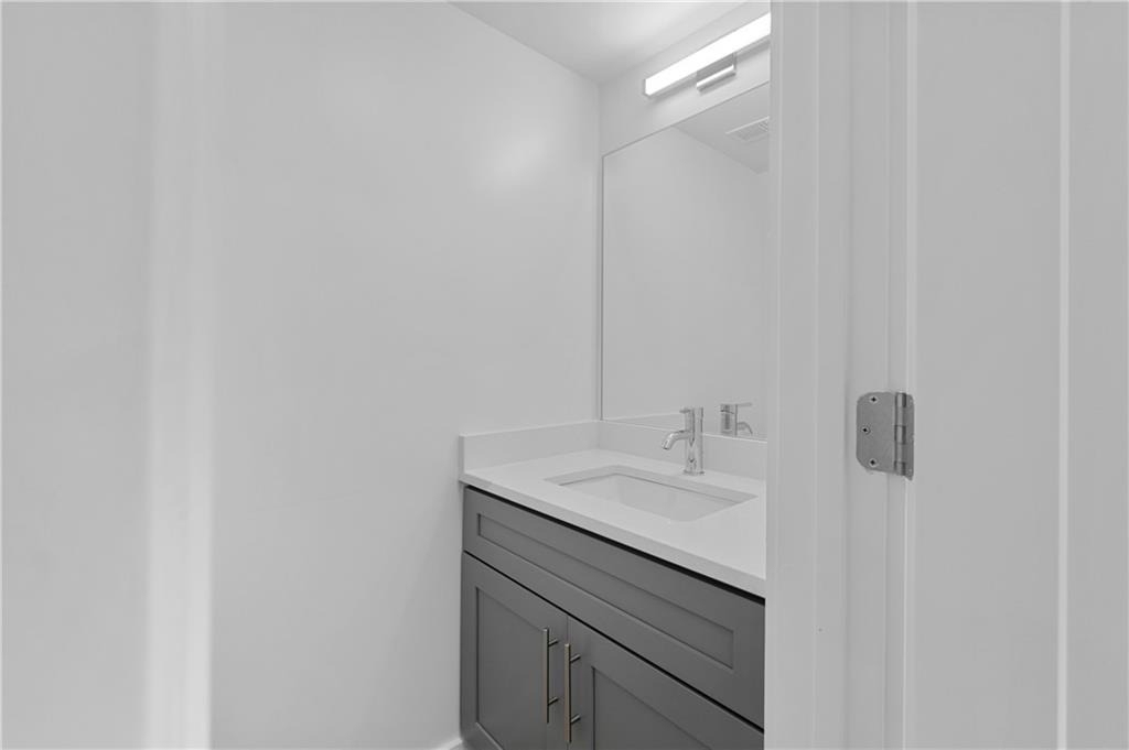 237 Howard Street Ne - Photo 3