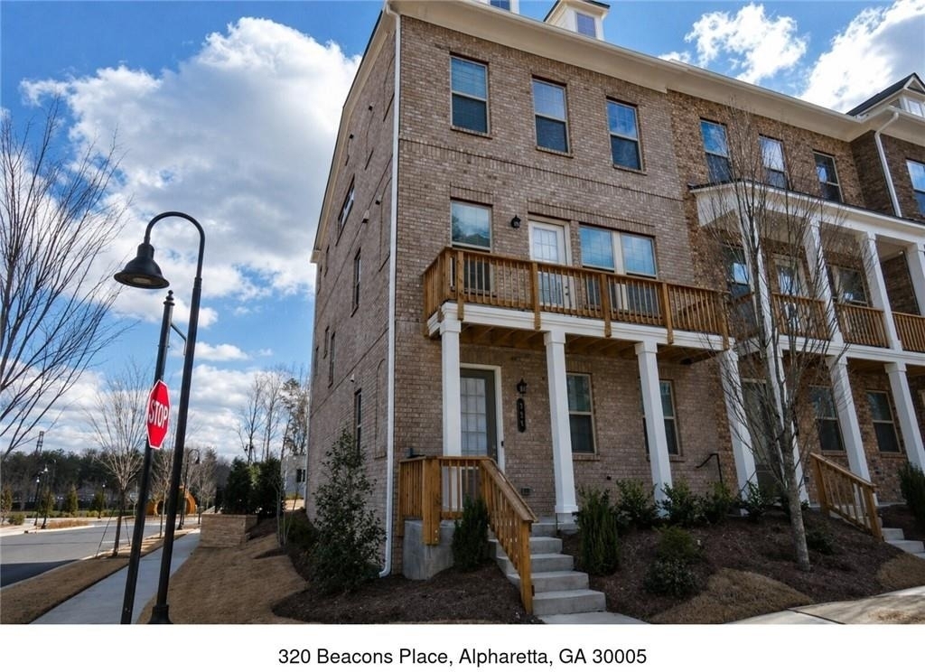 320 Beacons Place - Photo 0