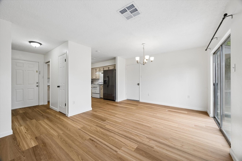 1600 Hazelwood - Photo 3
