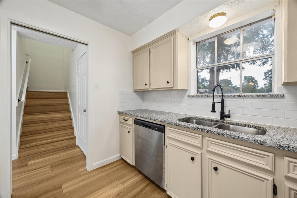 1600 Hazelwood - Photo 5
