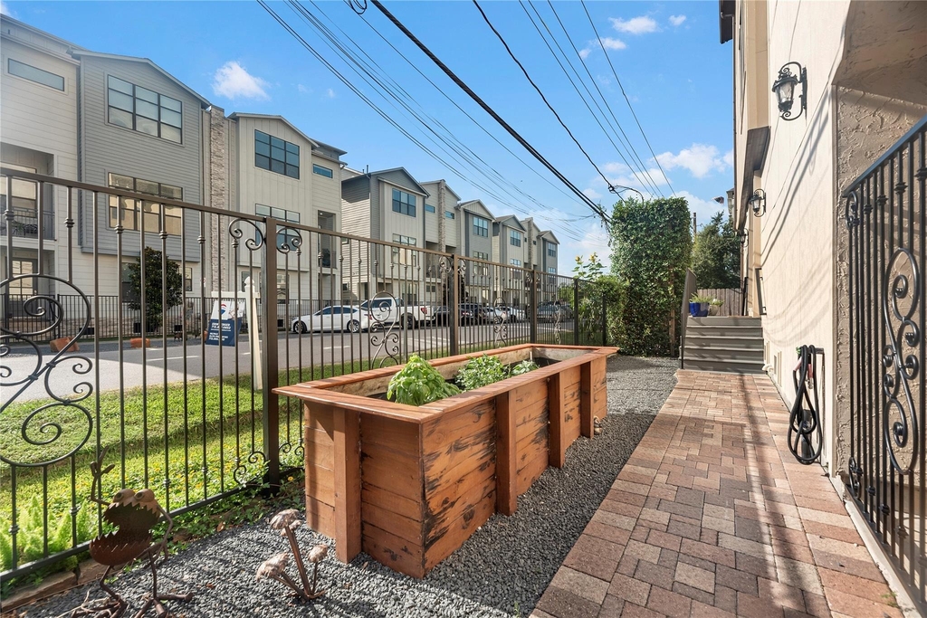 1102 W 15th 1/2 Street - Photo 5