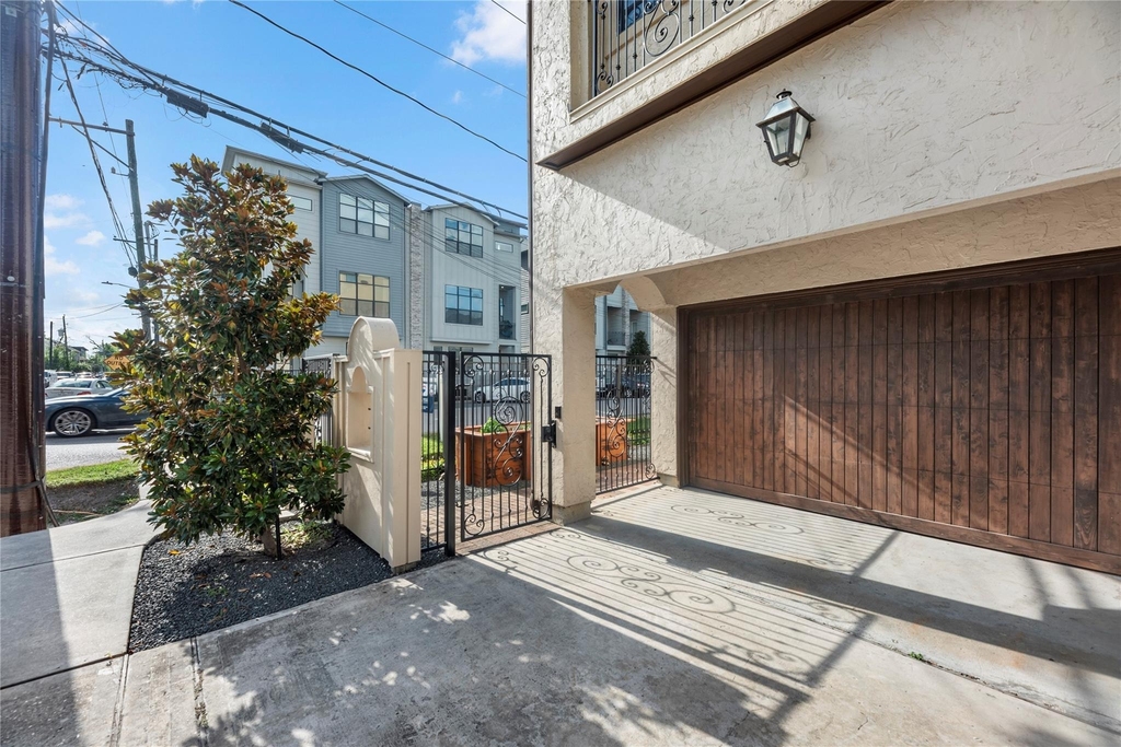 1102 W 15th 1/2 Street - Photo 4
