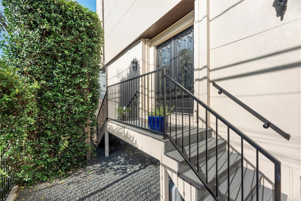 1102 W 15th 1/2 Street - Photo 2