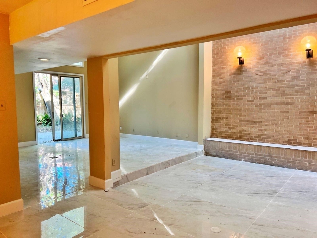 4560 Bellaire Boulevard - Photo 3