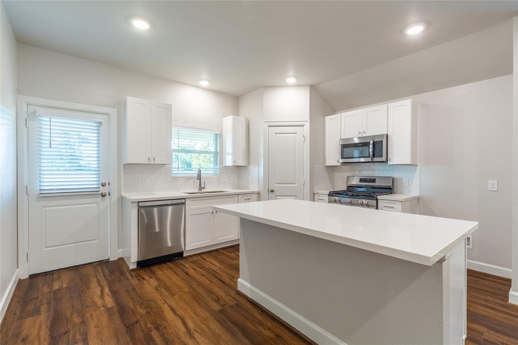 815 Roosevelt - Photo 15