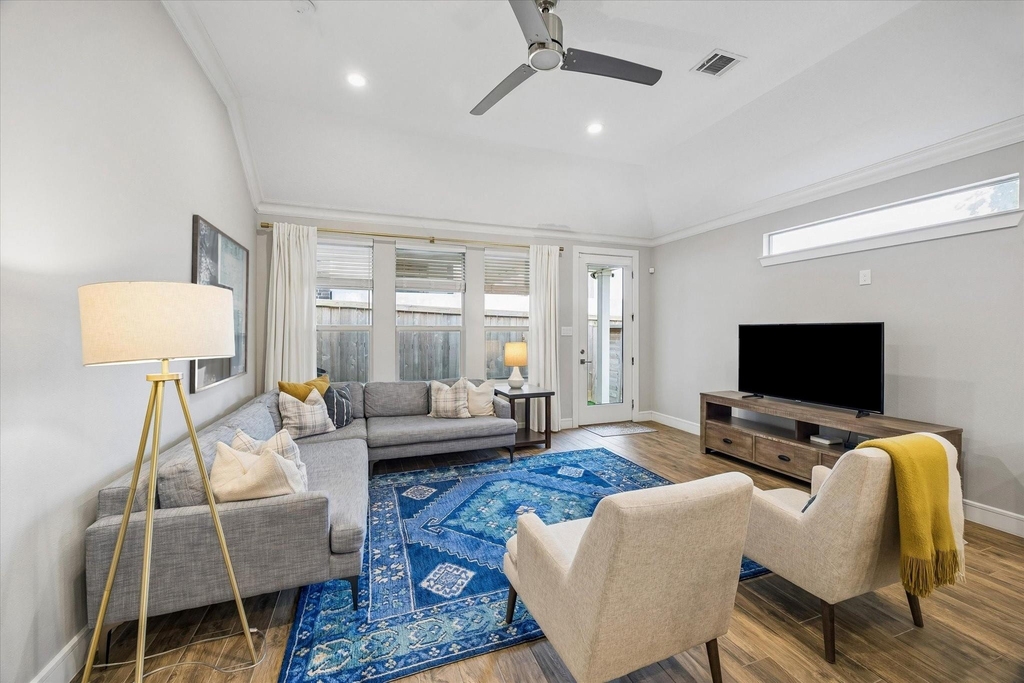940 W 21st Street - Photo 7