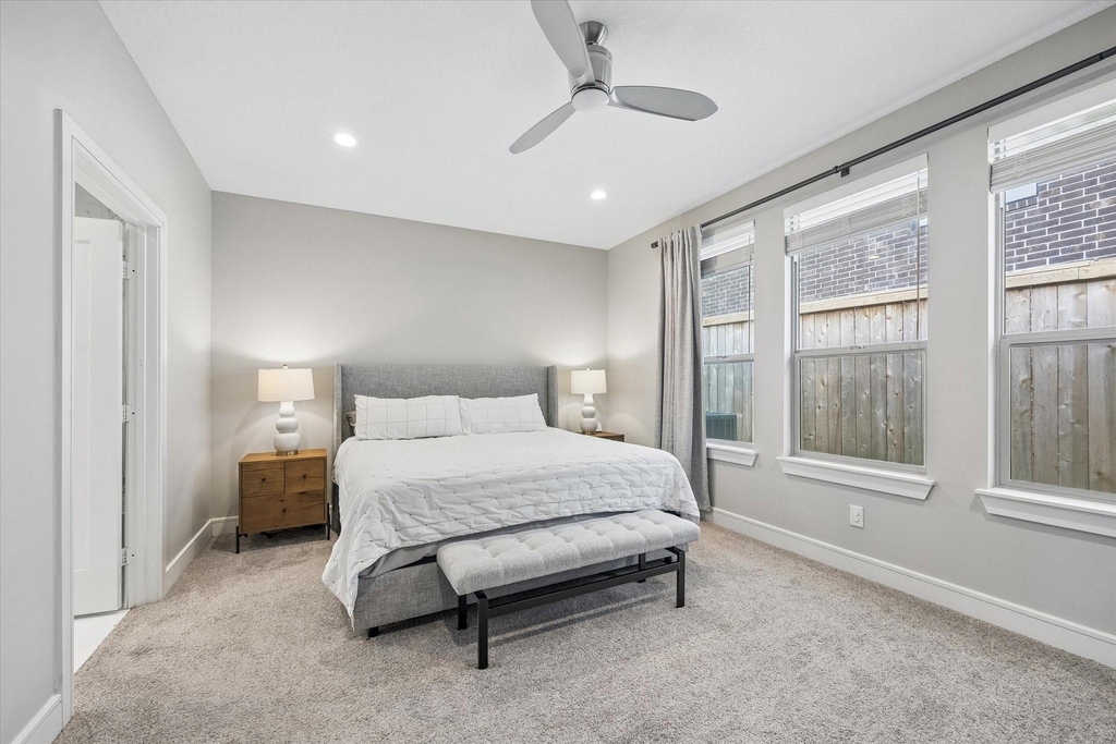 940 W 21st Street - Photo 10