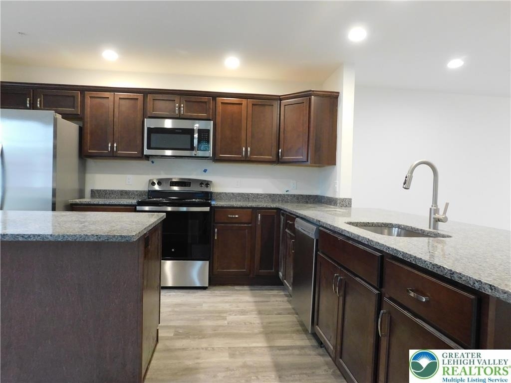 1549 Burkhardt Street - Photo 3