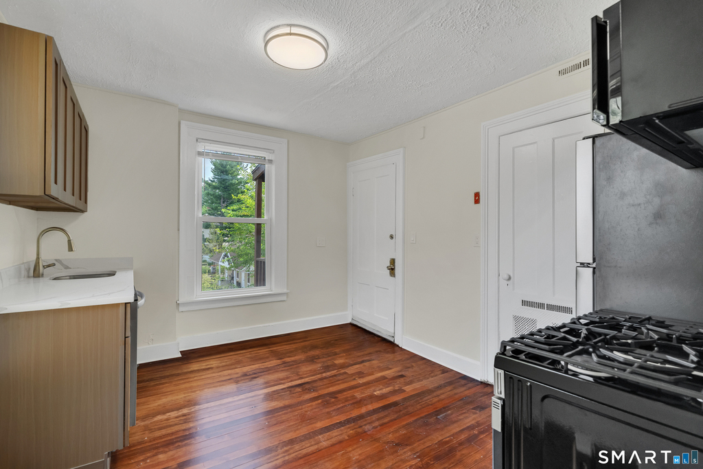 7 University Place - Photo 6