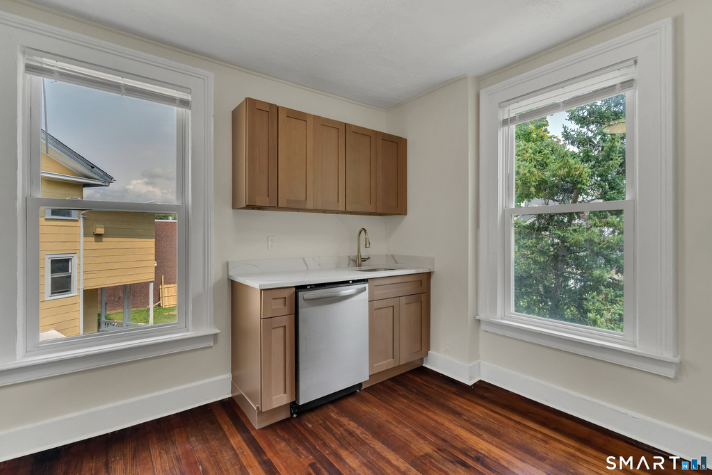 7 University Place - Photo 2
