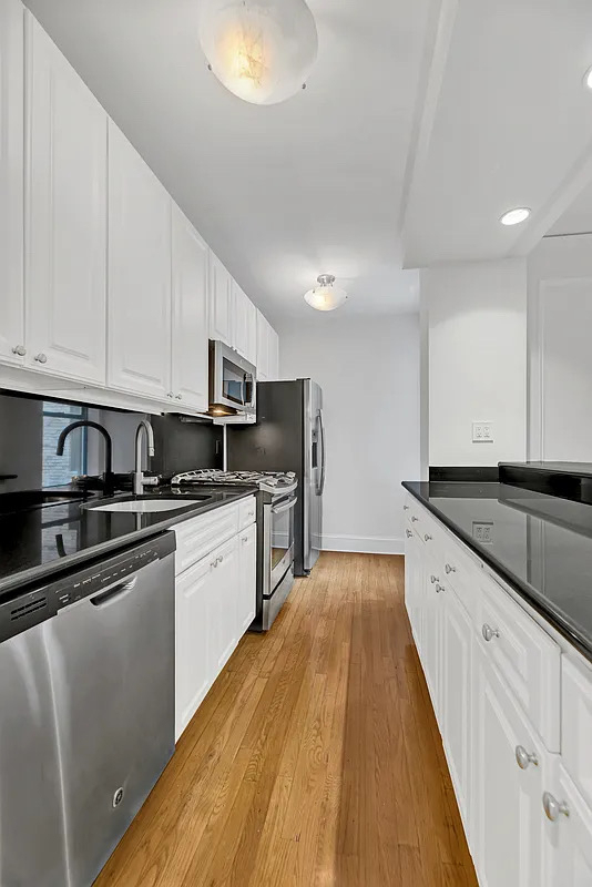 226 East 70th Street - Photo 2