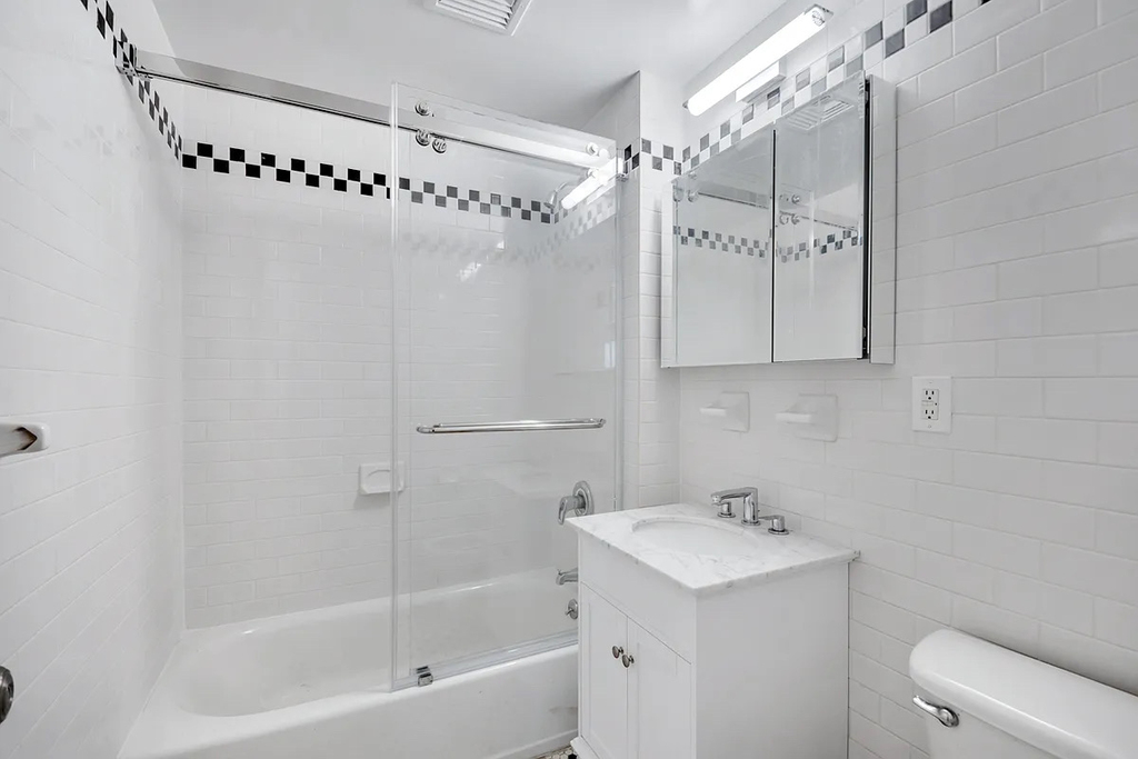 226 East 70th Street - Photo 6