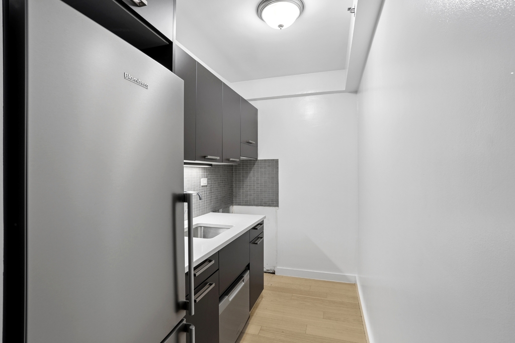 East 39th Street - Photo 4