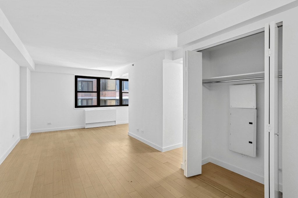 East 39th Street - Photo 0