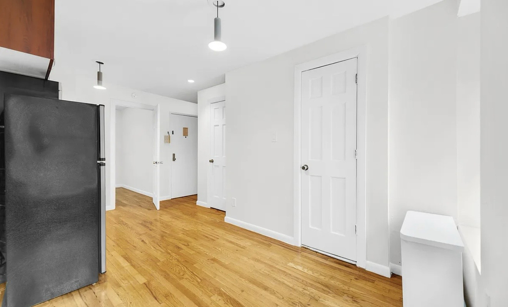 98 Christopher Street - Photo 2