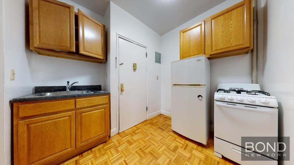 405 West 50th Street - Photo 4
