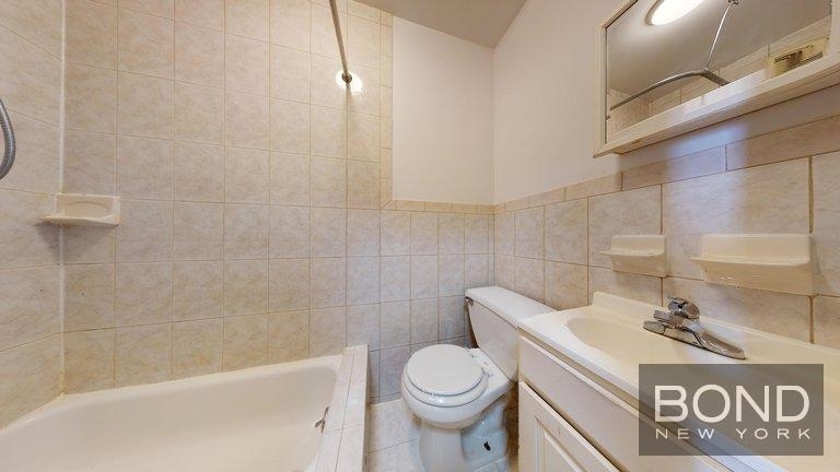 405 West 50th Street - Photo 5
