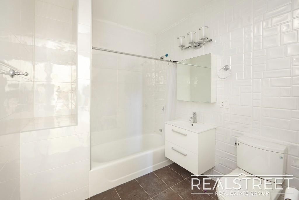 90-02 Queens Blvd - Photo 5
