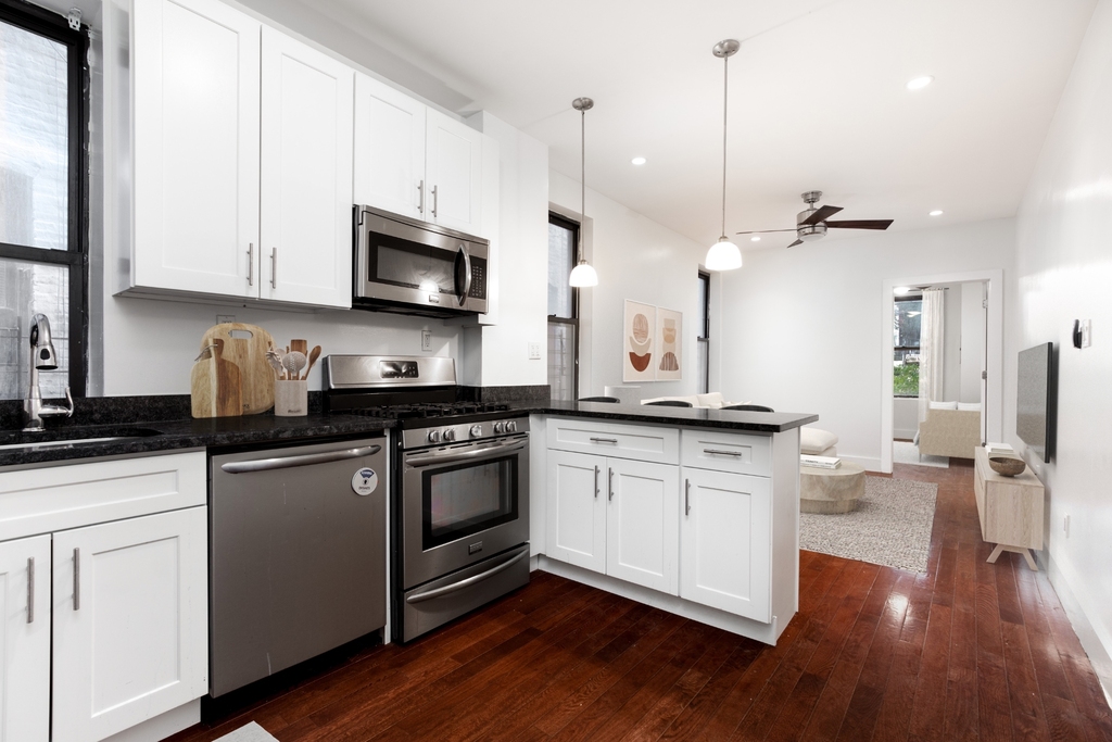 223 Bainbridge Street #3R - Photo 2