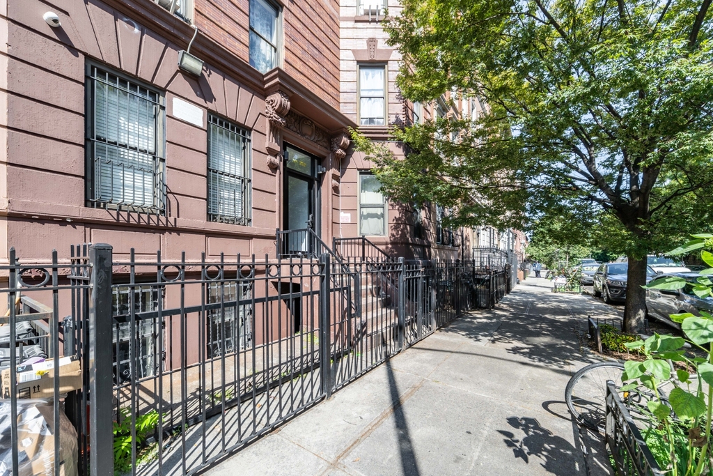 223 Bainbridge Street #3R - Photo 12