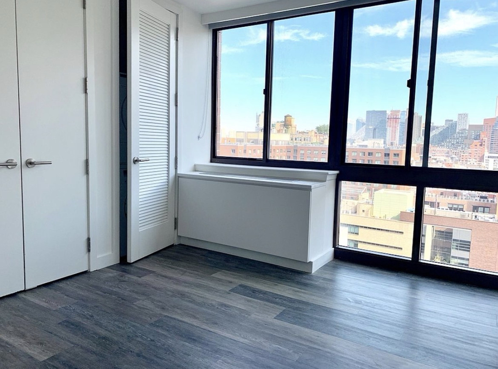 West 43rd street - Photo 1