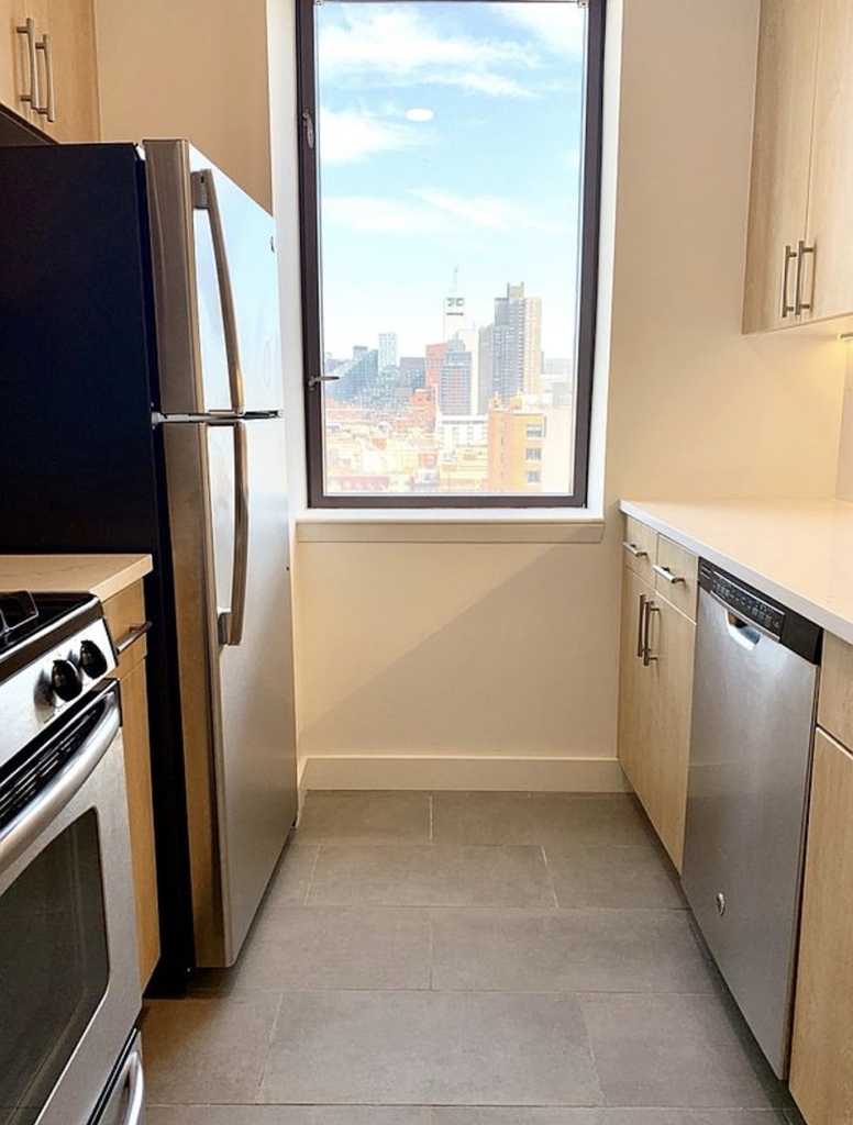 West 43rd street - Photo 6