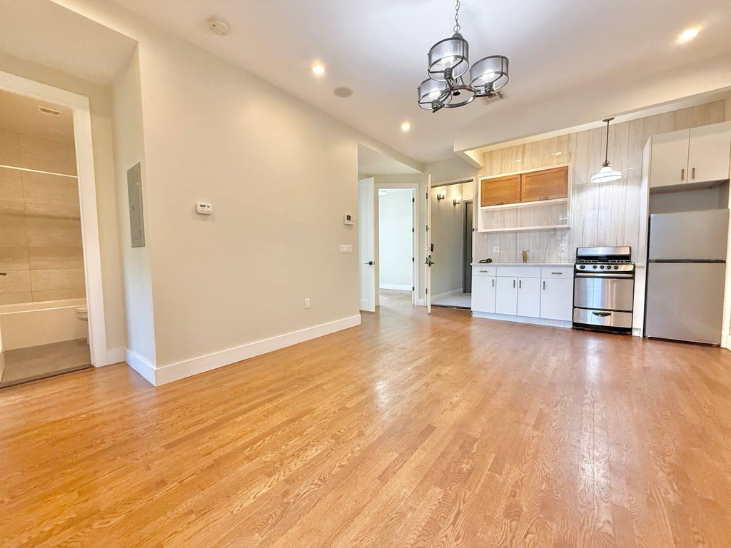 565 Evergreen Avenue - Photo 0