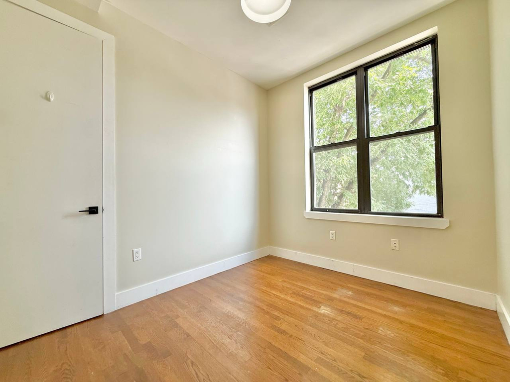 565 Evergreen Avenue - Photo 5